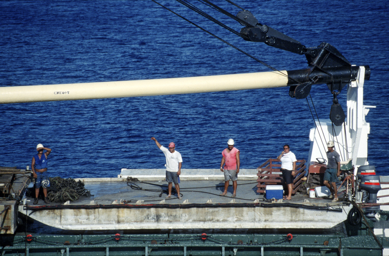 pol05_0131m.jpg - Tuamotu, Takapoto débarquement de marchandises sur la barge : sur le précédent Aranui,  deux baleinières étaient  arrimées l'une à l'autre pour cela, et la manuvre était plus délicate
