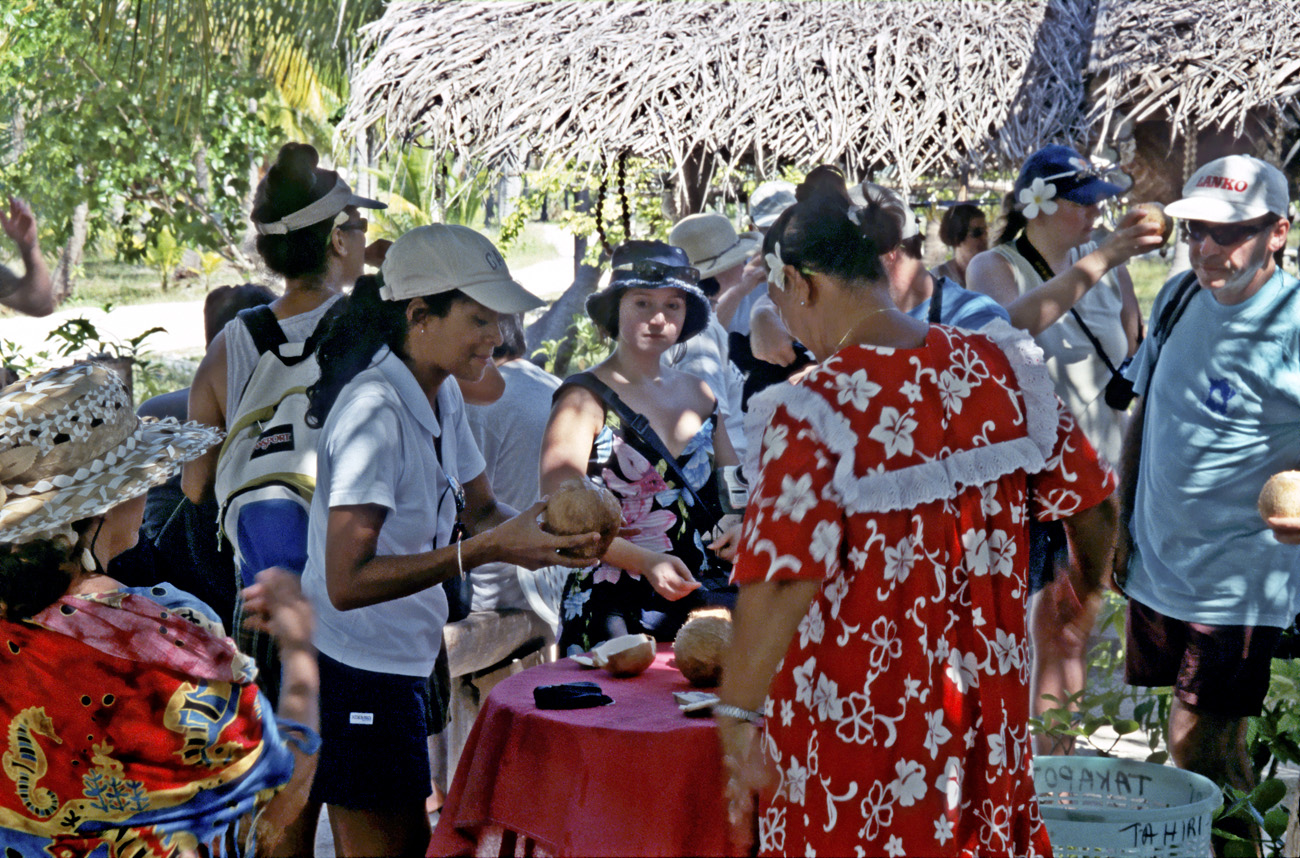 pol05_0143m.jpg - Tuamotu, Takapoto boire l'eau de coco à même la noix, quel régal par cette chaleur