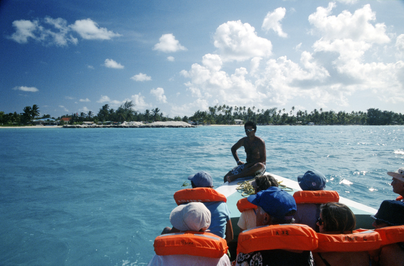pol05_0156m.jpg - Tuamotu, Takapoto retour au village par le lagon