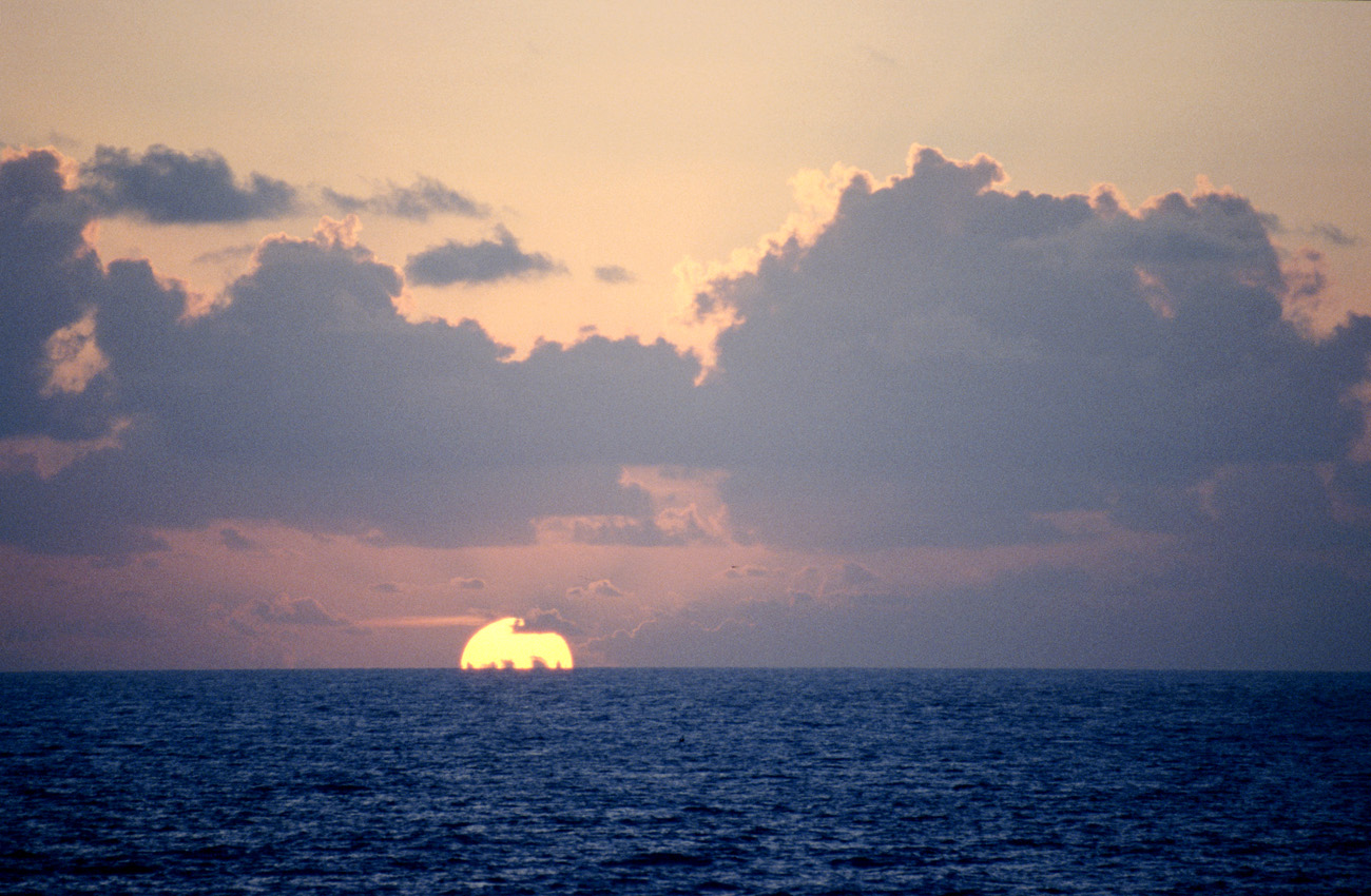 pol05_0159m.jpg - Iles Marquises, en mer bain de soleil sur le Pacifique