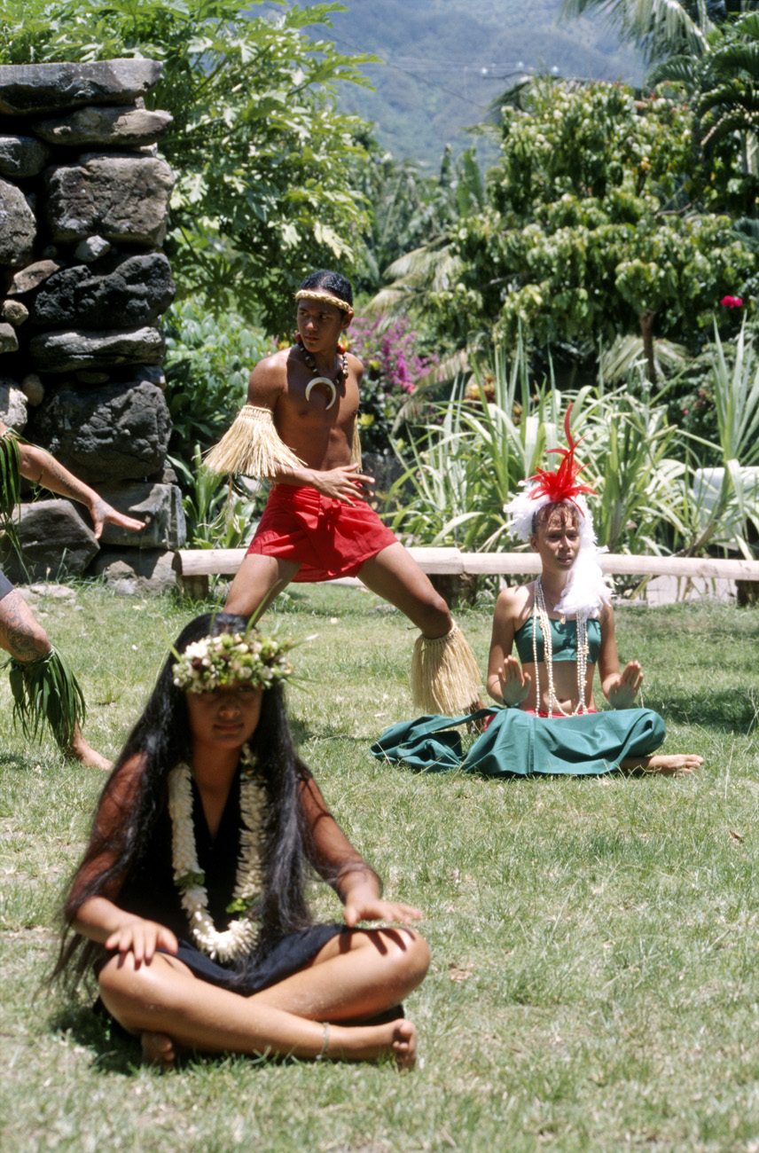 pol05_0225m.jpg - Iles Marquises, Ua Pou spectacle de danses typiquement marquisiennes au son des tambours sur le paepae d'Hakahau