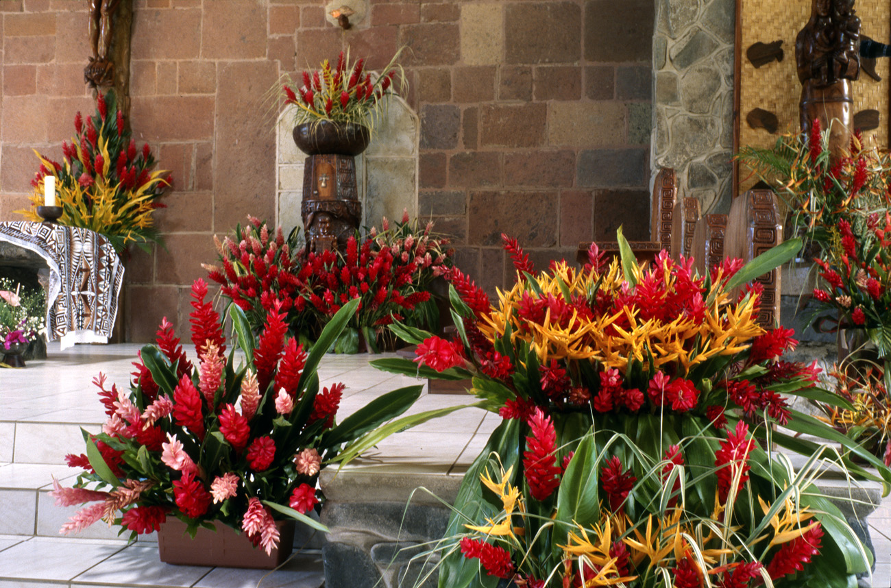 pol05_0269l.jpg - Iles Marquises, Nuku Hiva Taiohae : profusion de fleurs devant l'autel de la cathédrale