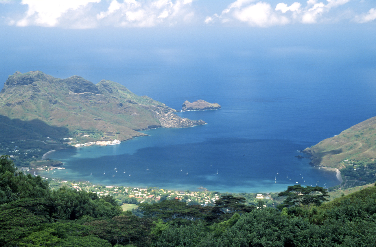 pol05_0288m.jpg - Iles Marquises, Nuku Hiva vue de la baie de Taiohae depuis le col Muake