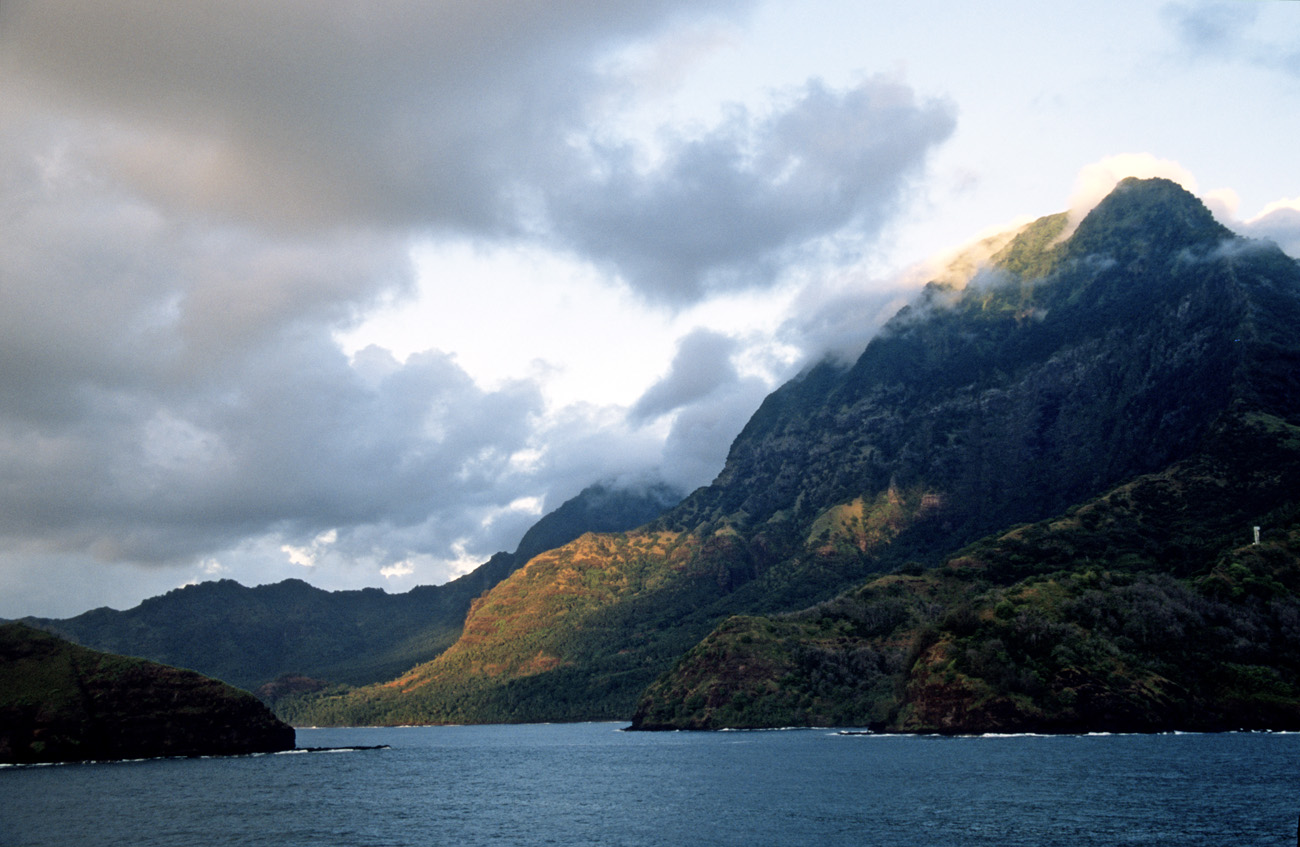 pol05_0318m.jpg - Iles Marquises, Hiva Oa l'aube sur la côte sud, en s'approchant d'Atuona