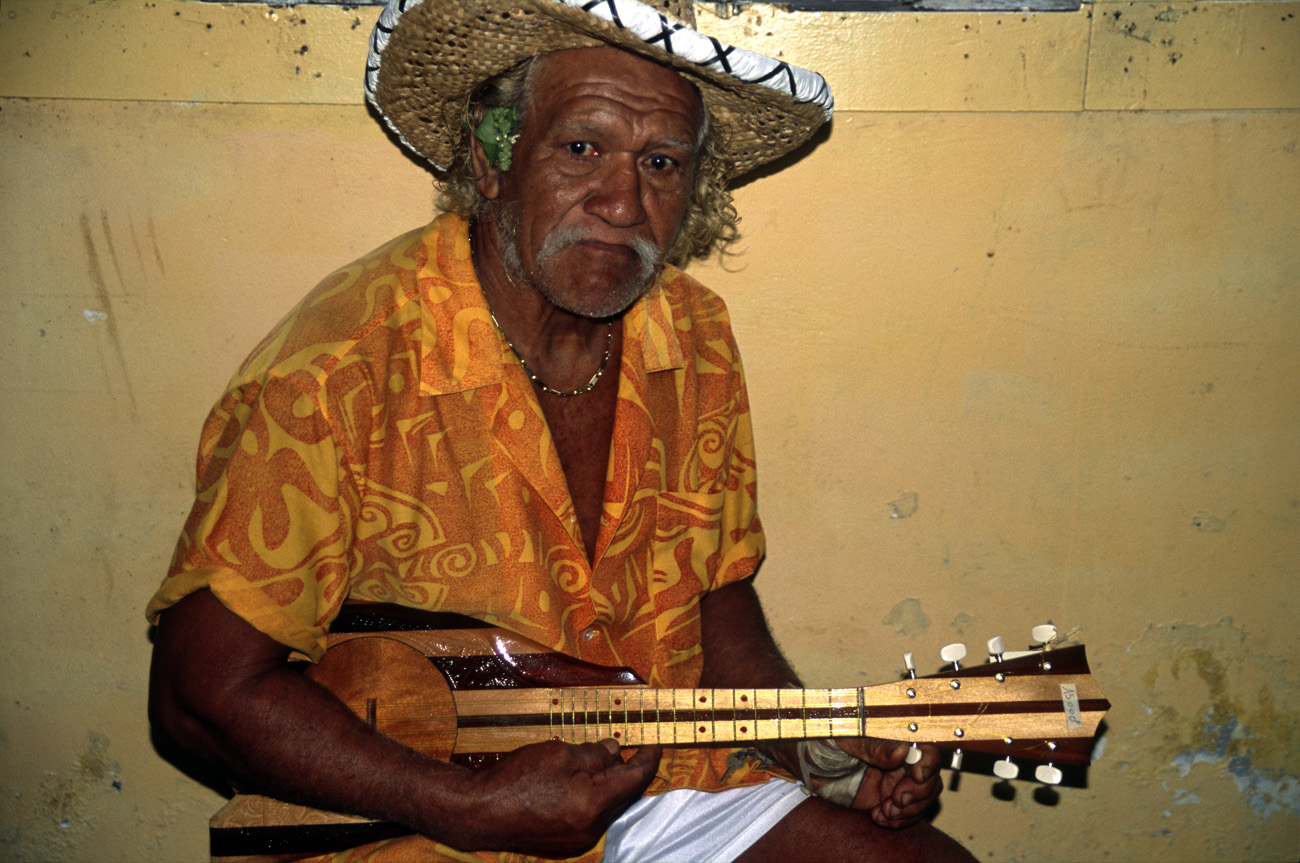 pol05_0373m.jpg - Iles Marquises, Fatu Hiva un musicien couleur locale