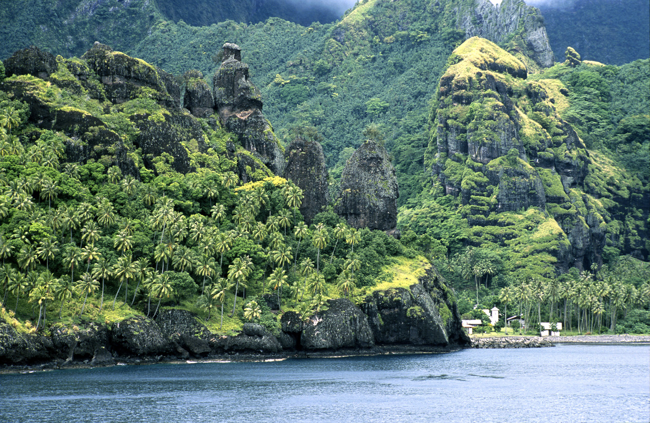 pol05_0380l.jpg - Iles Marquises, Fatu Hiva la baie des verges (devenues les vierges après le passage de missionnaires bien-pensants)