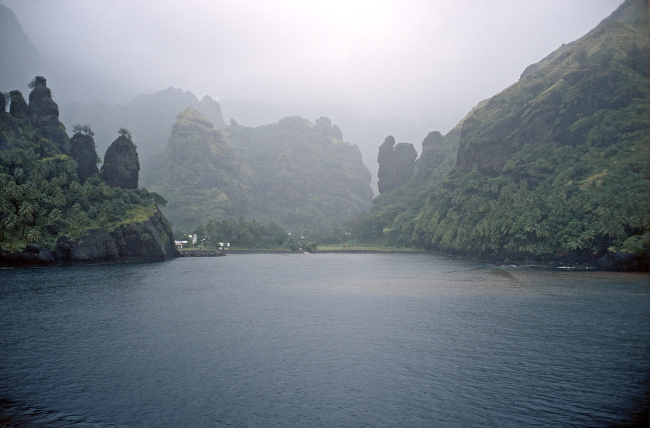 pol05_0401l.jpg - Iles Marquises, Fatu Hiva Hanavave : baie des verges après la pluie
