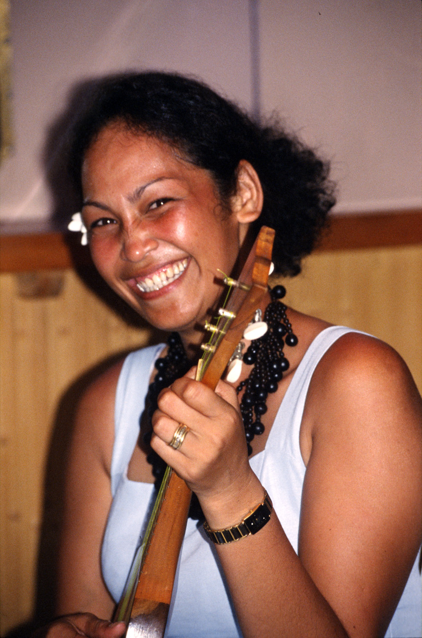 pol05_0419m.jpg - Iles Marquises, en mer Maryse ne se fait pas prier pour prêter ses talents à l'Aranui Band
