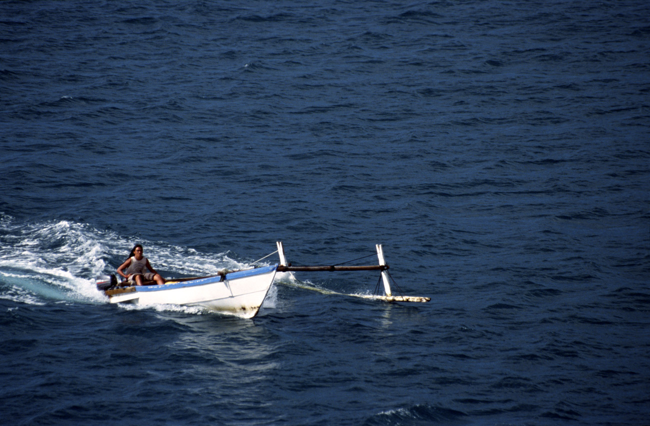 pol05_0587m.jpg - Iles Marquises, Nuku Hiva baie d'Anaho : même les vieilles pirogues ont maintenant des moteurs