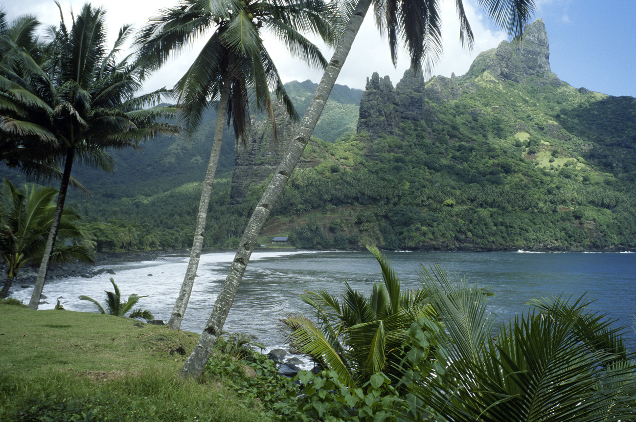 pol05_0616l.jpg - Iles Marquises, Nuku Hiva baie d'Hatiheu