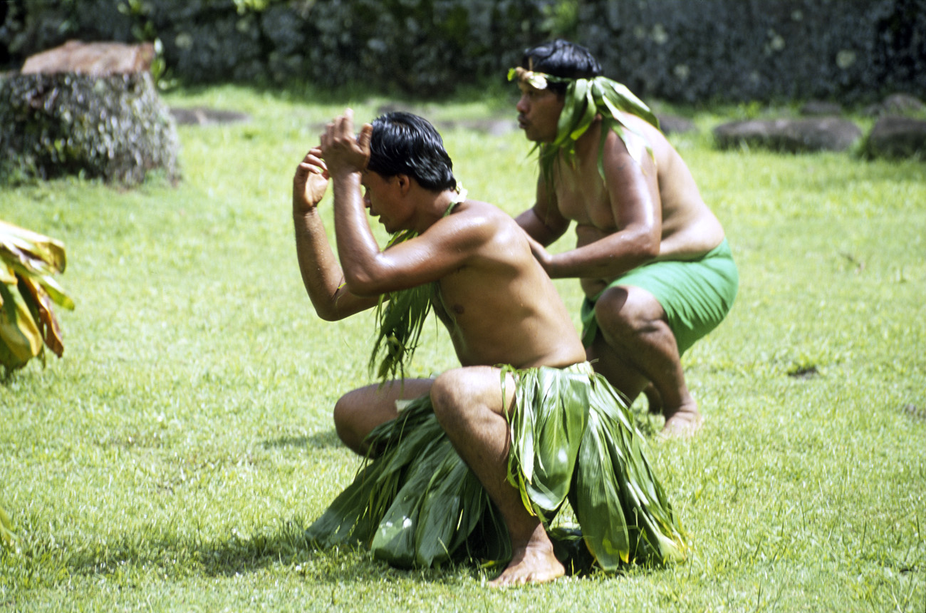 pol05_0642m.jpg - Iles Marquises, Nuku Hiva sur le site du Tohua Hikokua, danses marquisiennes très suggestives, dont la fameuse danse du cochon