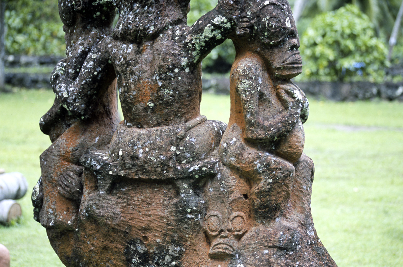 pol05_0647m.jpg - Iles Marquises, Nuku Hiva sur le site du Tohua Hikokua : des tikis relativement récents, mais déjà marqués par le climat humide sur une pierre tendre