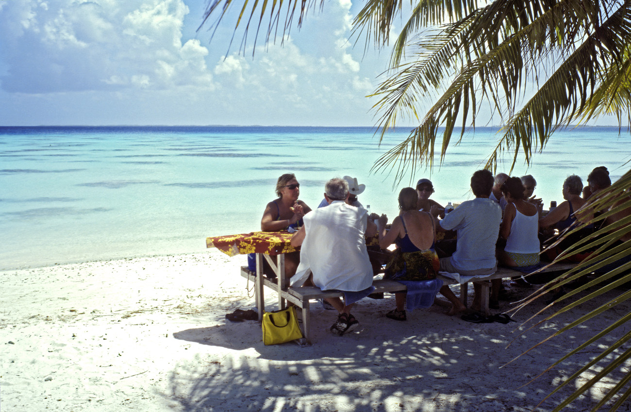 pol05_0775l.jpg - Tuamotu, Fakarava pique-nique face au lagon