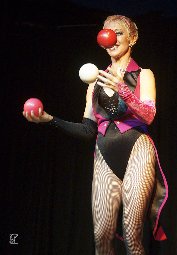 fr08-07-19_075-r.jpg - clown ou jongleuse ?