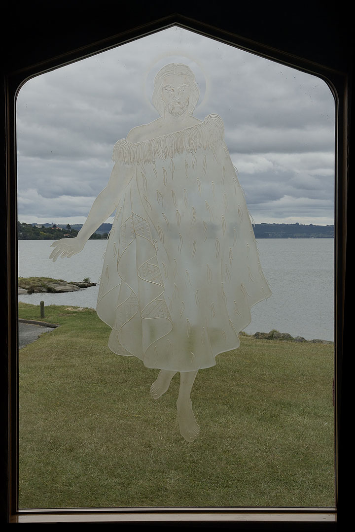 nz12-02-06_091-z.jpg - vitrail  en transparence de l'église d'Ohinemutu Rotorua District Rotorua