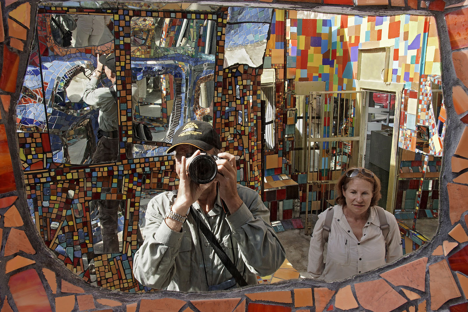 nz12-02-16_004.jpg - jeu de miroirs dans le style particulier initié par Hundertwasser, un artiste allemand qui s'était retire ici Far North District Kawakawa