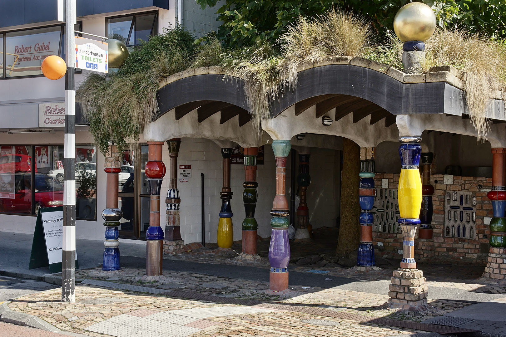 nz12-02-16_014.jpg - les toilettes vues par Hundertwasser, un artiste allemand qui s'était retiré ici Far North District Kawakawa
