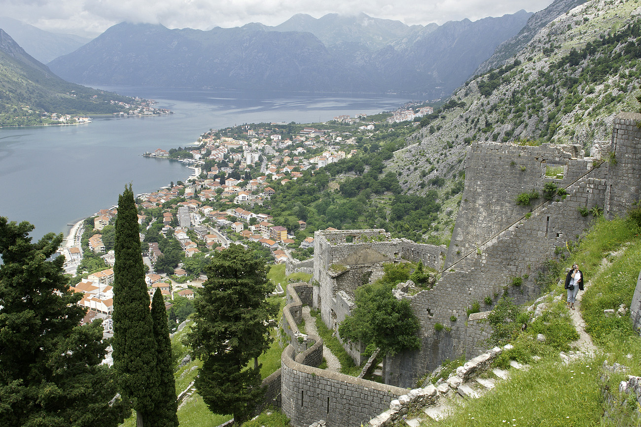 adriatic08-05-22_030.jpg - 22/05/2008 Montenegro - bouches de Kotor,  Kotor la montée en haut des remparts prend une bonne heure mais la vue en vaut la peine