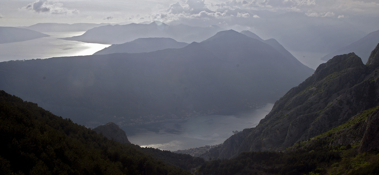 adriatic08-05-22_087-p.jpg - 22/05/2008 Montenegro - bouches de Kotor,  route Cetinje-Kotor la vue est extraordinaire depuis la vieille route de montagne qui redescend sur les bouches de Kotor